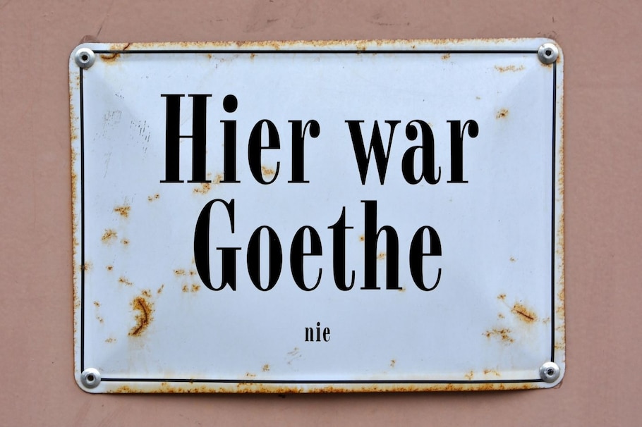 Spruch zum Nachdenken auf Metallschild: "Hier war Goethe nie". Schöne Sprüche aus dem Leben.