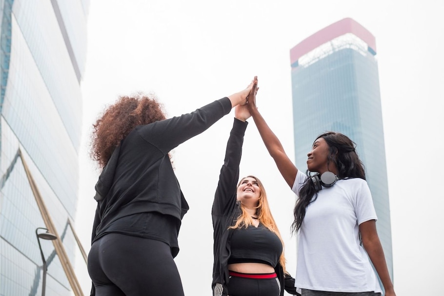 Frauen, jung, Power, Selbstbewusstsein, Unterstützung