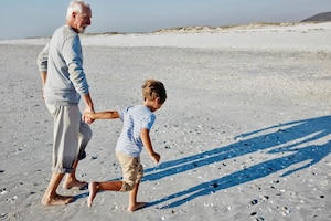 Opa, Großvater, Enkel, Urlaub, Strand, gemeinsam
