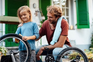 Vatertag: Vater und Sohn reparieren ein Fahrrad