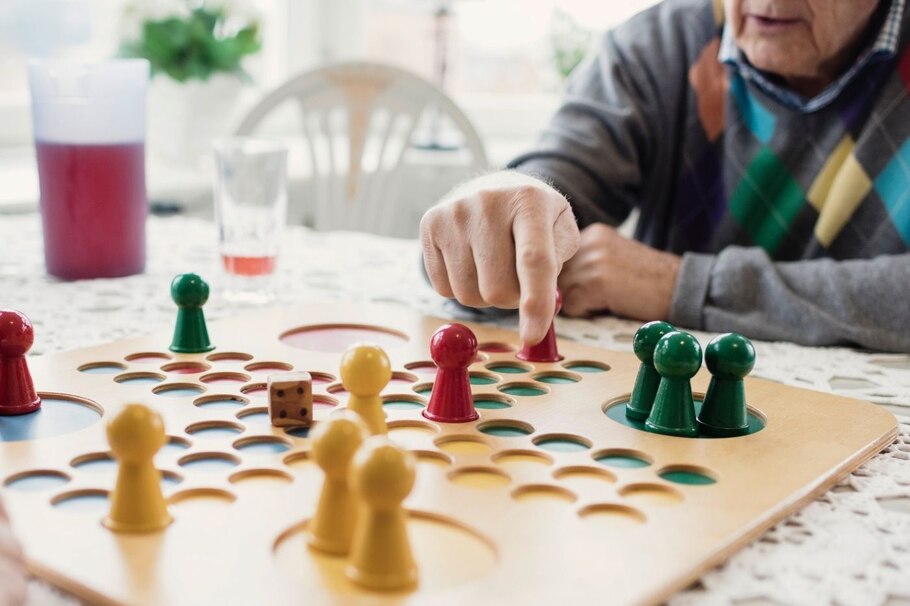 Weihnachten, Gutes tun, Brettspiel, Altersheim, alter Mann, Zeit schenken