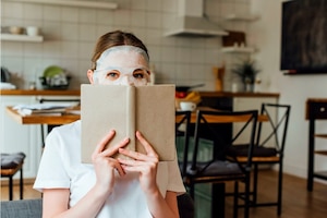 Frau, daheim, Gesichtsmaske, Beauty, Küche, Buch