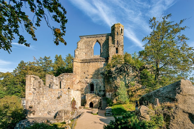 Die Burgruine Oybin an einem sonnigen Herbsttag