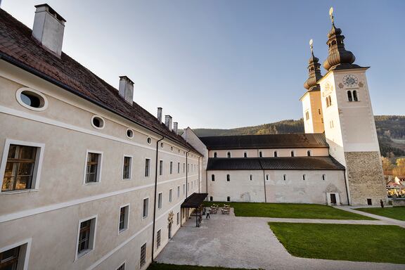 Das historische Ambiente im Kapiteltrakt und Propsthof des Stifts, das das JUFA Hotel beherbergt, schafft einen ganz besonderen Flair und bietet das perfekte Umgebung für Ihren Ayurveda-Aufenthalt.