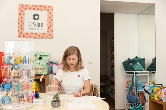 Sissi Vogler in ihrem Wiener Atelier beim Skizzieren