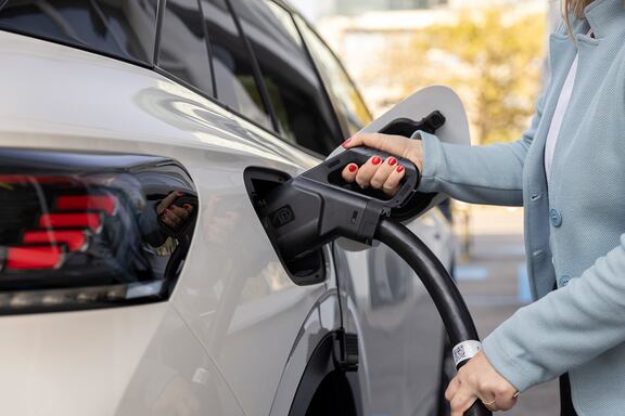 Sissi Vogler lädt ihren VW an einer MOON-Ladesäule