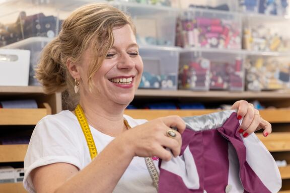 Sissi Vogler strahlt während sie in ihrem Atelier bei der Arbeit ist