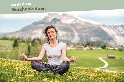 DIE WASNERIN; Eine Frau meditiert in einer Berglandschaft.