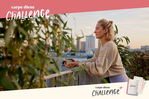 carpe diem CHALLENGE+ Headerbild Frau mit Teetasse auf Terrasse