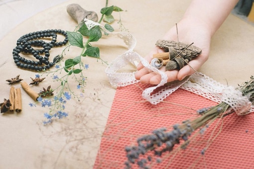 Holzperlenkette, Blume, Borte, Hand zeigt Naturmaterialien.