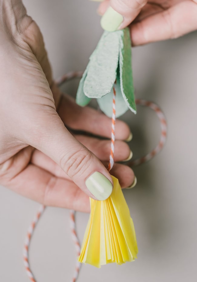 Händen basteln Papierblume