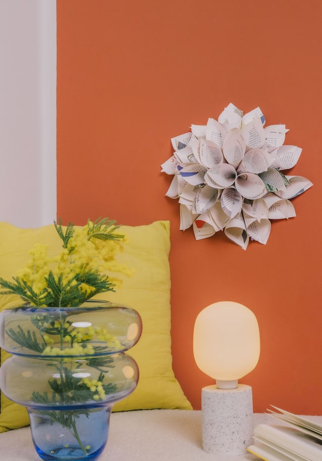 Wandblume aus Papier mit Kissen, Lampe, Vase und Buch