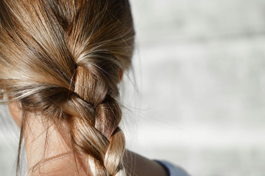 Frau von hinten mit dunkelblondem Zopf