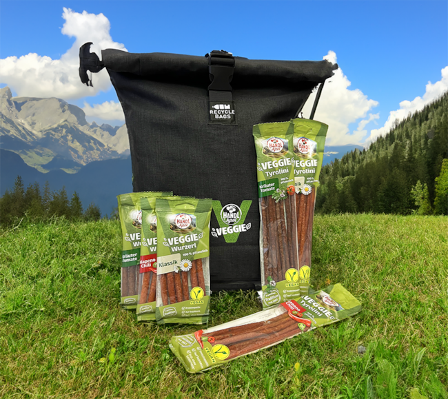 Mach mit bei unserem Gewinnspiel. Mit etwas Glück gewinnst du einen Rucksack gefüllt mit Veggie Tyrolini und Veggie Wurzerl von Handl Tyrol.
