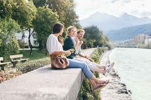 Egal ob allein oder mit Freunden: Die veganen Produkte von Handl Tyrol sind der perfekte Snack für zwischendurch.