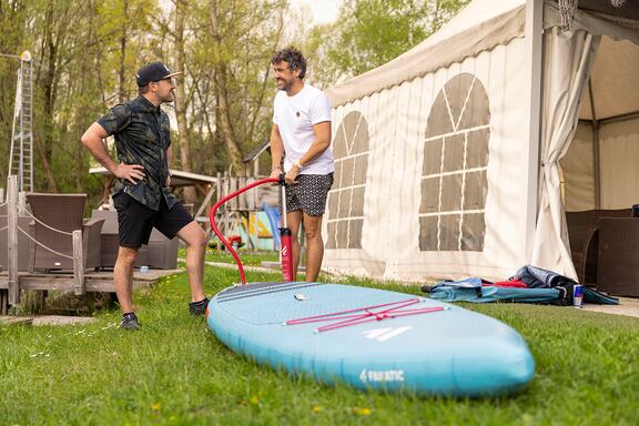 Bevor das Microadventure los geht, muss das Stand-up-Paddel noch aufgepumpt werden.