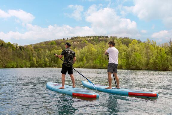Es gibt nichts Schöneres, als die Landschaft vom Wasser aus zu erkunden, die Natur und die Stille des Sees zu genießen.