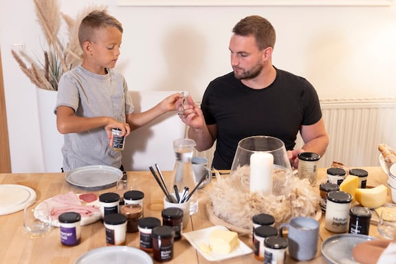 Gemeinsam mit seinem Sohn bereitet Bernhard die Naturjoghurts für die Auslieferung vor.