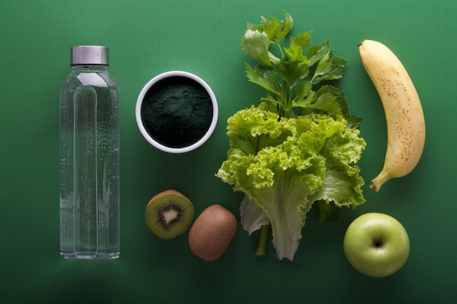 Wasser, Spirulina, Salat, Banane, Kiwi, Apfel