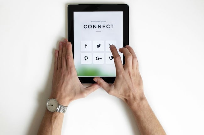 Hand auf Bildschirm mit Connect: Face, Twitter, Pinterest