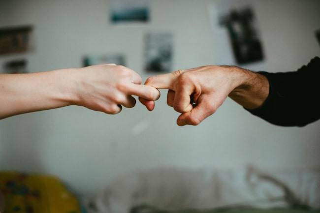 Zwei Hände, Finger verhaken sich
