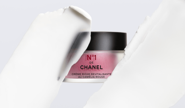 Die N°1 DE CHANEL Creme glättet Falten sichtbar, schenkt Leuchtkraft und hinterlässt ein zartes Hautgefühl.