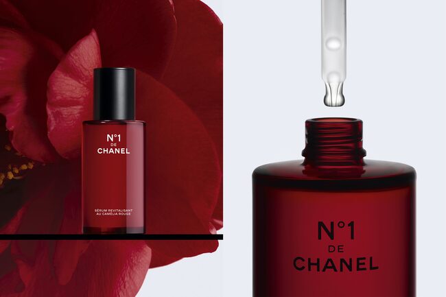 Das N°1 DE CHANEL Serum mit dem Extrakt der roten Kamelie – dem Booster-Aktivstoff für Zellvitalität – verschmilzt perfekt mit der Haut.