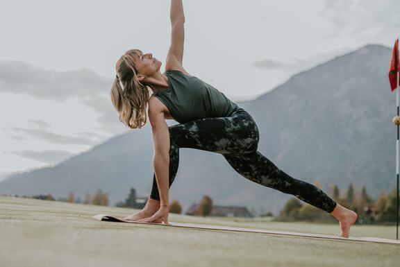 Frau, die Yoga macht