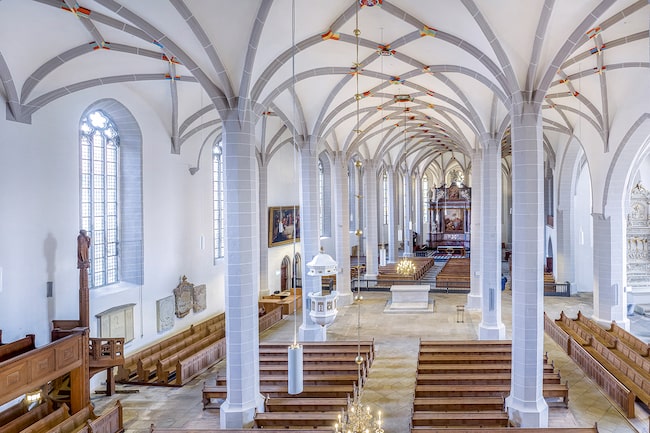 Das Innere des Doms St. Petri in Bautzen: Die Gewölbehalle mit den Säulen ist frisch renoviert und hell.