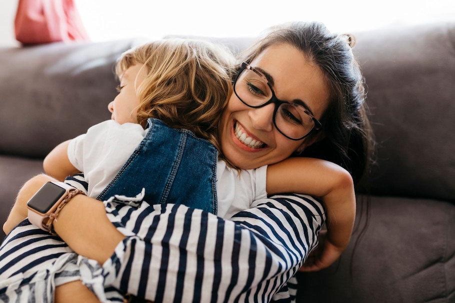 Selfcare von Mama kann heißen, mit der Tochter zu kuscheln - aber auch mal allein zu sein