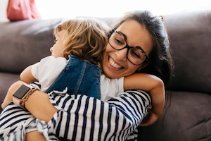 Selfcare von Mama kann heißen, mit der Tochter zu kuscheln - aber auch mal allein zu sein