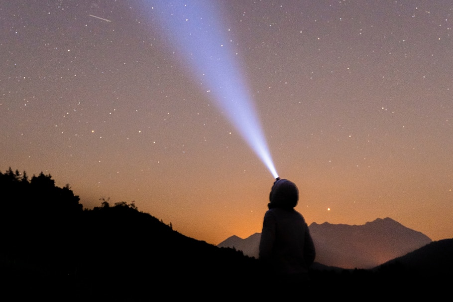 Sternenhimmel, Frau, Nachthimmel, Lichtkegel, Taschenlampe, Natur, draußen