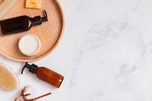 Cremetiegel und Seife auf rundem Holztablett: Skinimalism braucht nicht viel