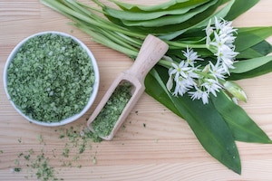 Frischer Bärlauch mit Blüte und Bärlauchsalz für eine gute Wirkung