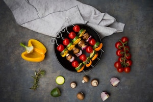 Gemüsespieße, Grillen, Paprika, Champignons, Tomaten, Rosmarin, Tuch