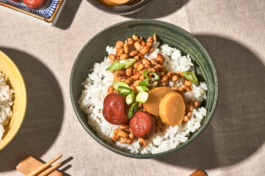 Nattō, Reis, Pflaumen, Frühlingszwiebel, Rettich, fermentiertes Gemüse, japanisch essen, Carpe Diem Rezept