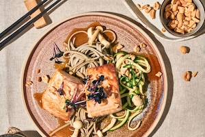 Soba-Nudeln, gebratener Lachs, Zoodles, Zucchini, Erdnüsse, Pilze, Sauce, japanisch essen, carpe diem Rezept