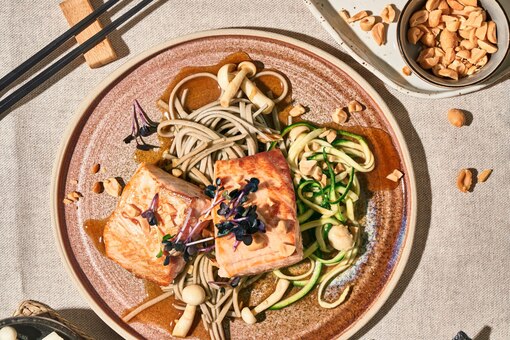 Soba-Nudeln, gebratener Lachs, Zoodles, Zucchini, Erdnüsse, Pilze, Sauce, japanisch essen, carpe diem Rezept