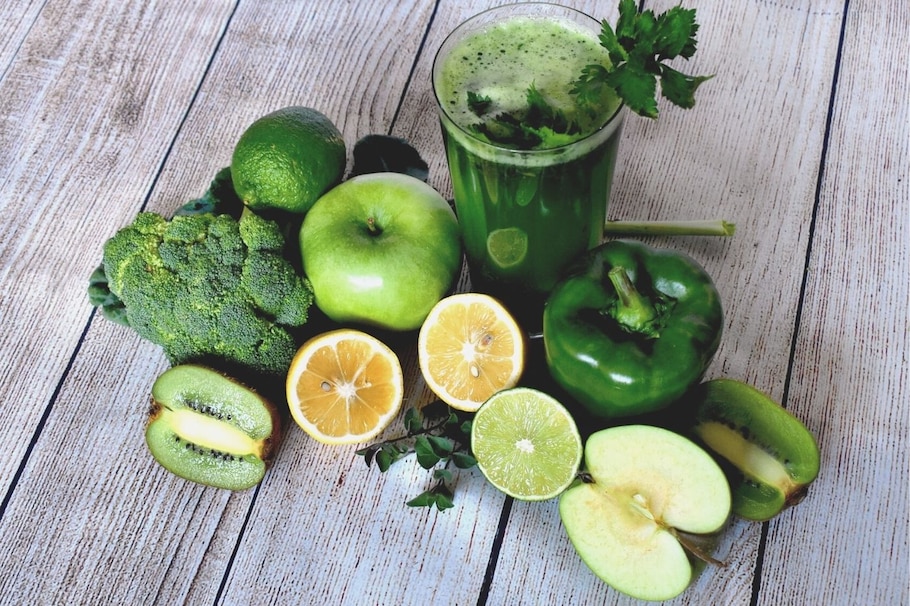 Für eine Saftkur braucht es Obstsäfte oder Gemüsesäfte wie hier mit Brokkoli, Paprika, Limette, Kiwi und grünem Apfel