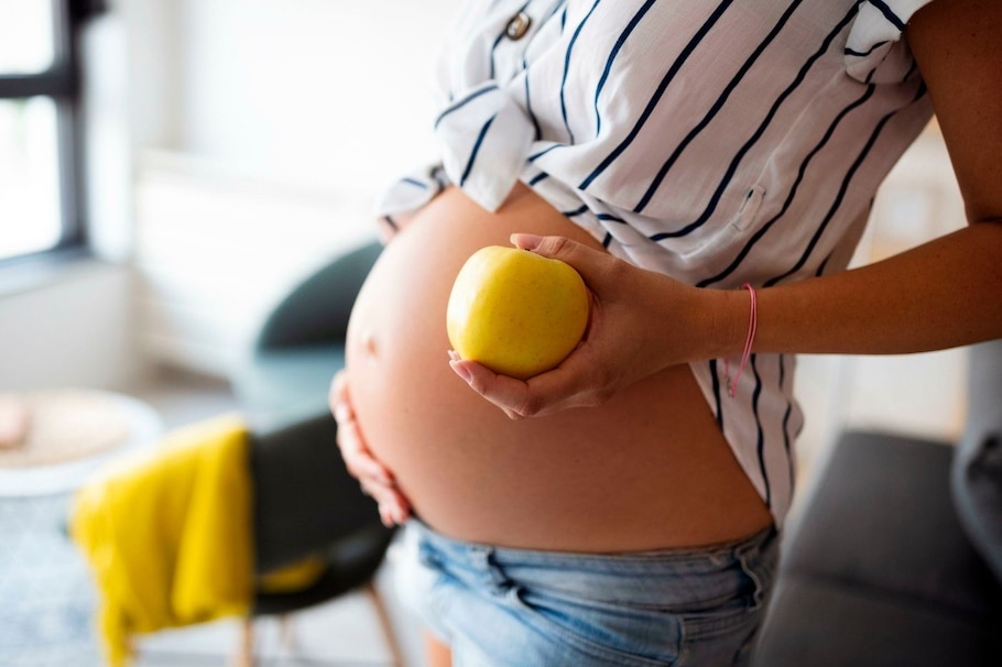 Frau, Babybauch, schwanger, Schwangerschaft, Ernährung, Apfel, essen, gesund