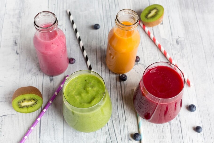 Smoothie-Rezepte: Topshot von Smoothie mit Kiwi, Blaubeeren, Heidelbeeren, Mango