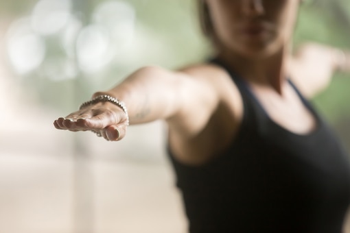 Frau beim Yoga machen