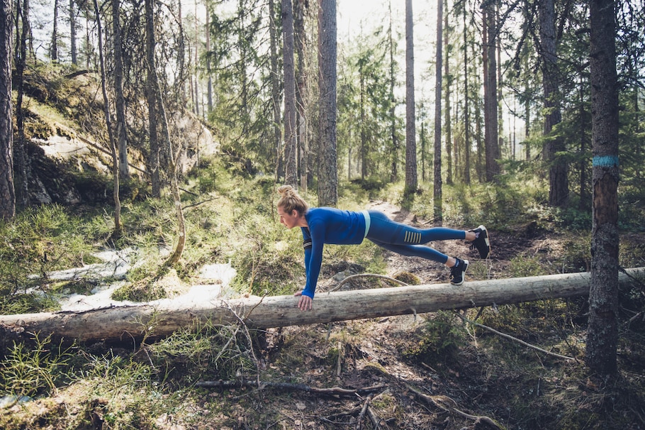 Frau macht Plank im Wald