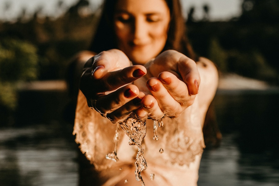 Schwangere nackte Frau im Wasser, Gynial, Mama, Baby, Nährstoffe, Mikronährstoffe