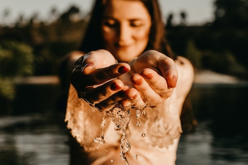 Schwangere nackte Frau im Wasser, Gynial, Mama, Baby, Nährstoffe, Mikronährstoffe