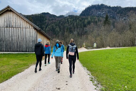 Frauen gehen auf Schotterweg