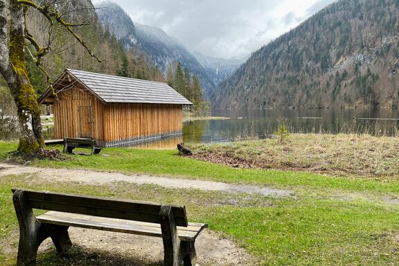 Bank vor dem Toplitzsee