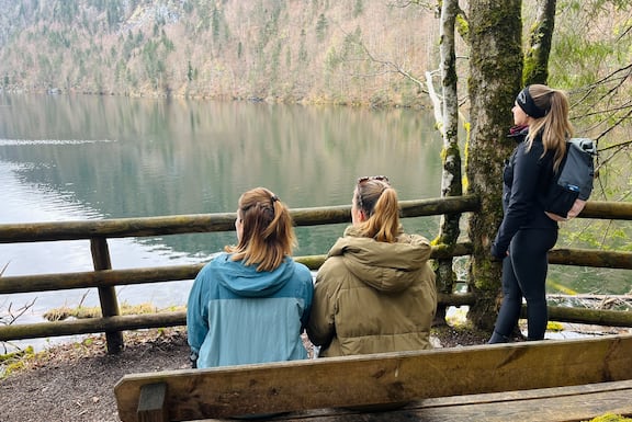 Drei Frauen blicken auf den Toplitzsee