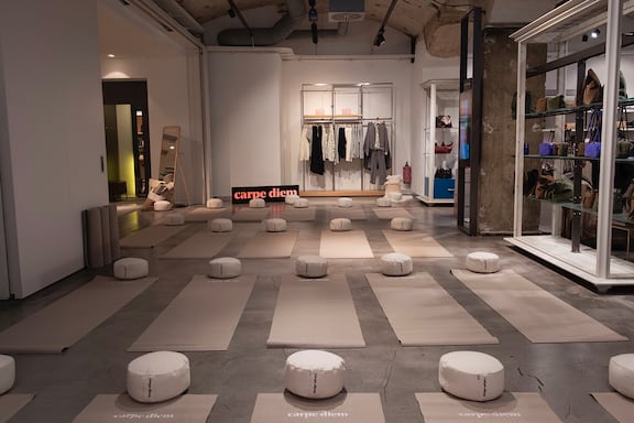 blick auf die yogamatten