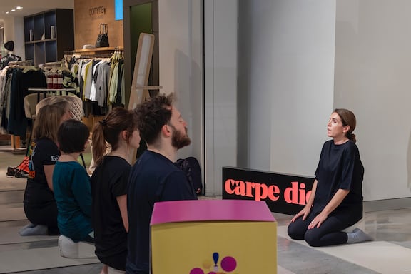 yogalehrerin unterrichtet yoga stunde